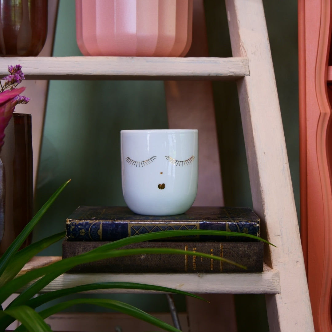 RÄDER – Vase “Visage doré” en porcelaine blanche