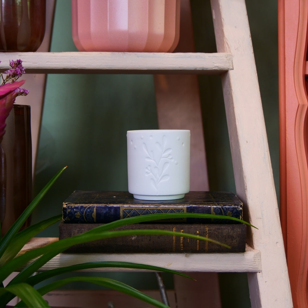 RÄDER – Petit vase feuillage en porcelaine blanche