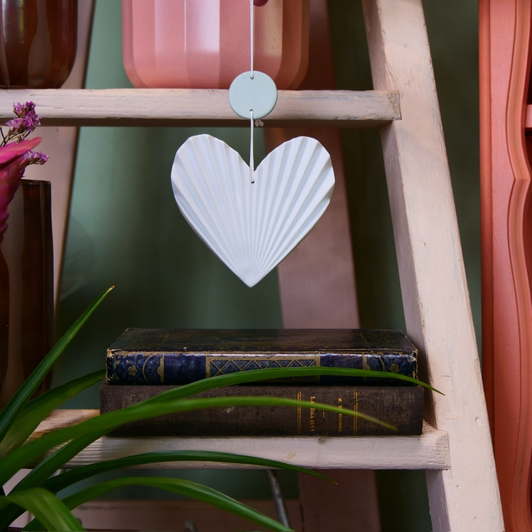 RÄDER – Suspension “Cœur plissé” en porcelaine blanche