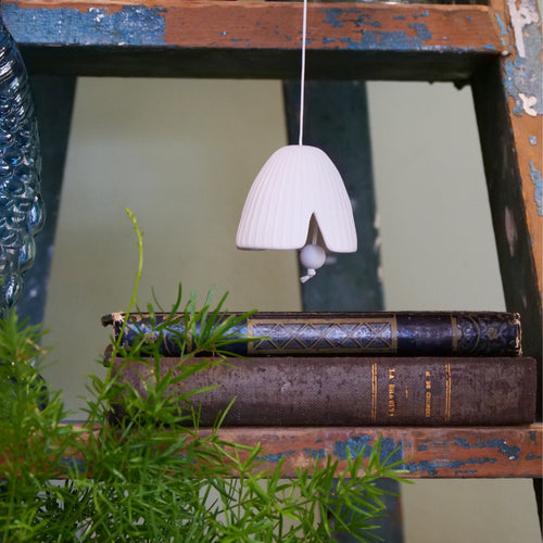RÄDER – Suspension “Clochette fleur” en porcelaine blanche
